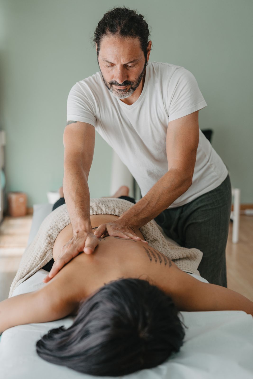 Osteopata che tratta la schiena di una paziente